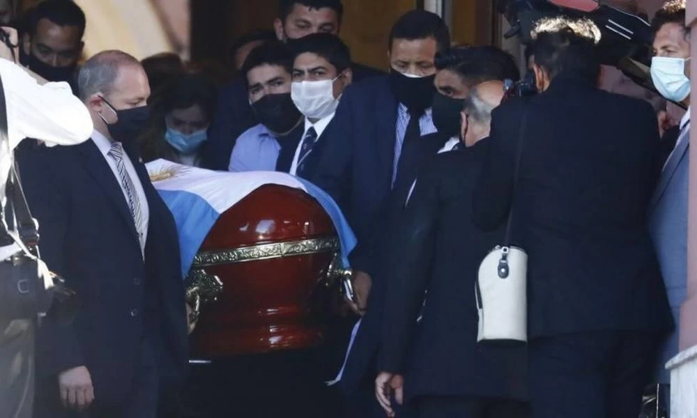 Η κηδεία Μαραντόνα: Οδηγείται στην τελευταία του κατοικία ο «Ντιεγκίτο»